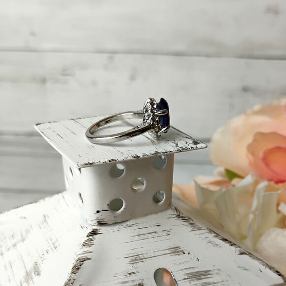 NEW Simulated Oval Sapphire Stone w/Rhinestone Ring Size 5.5 Silvertone Cocktail - Picture 3 of 5